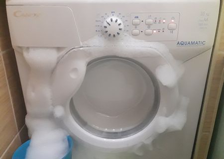 В стиральной машине много пены